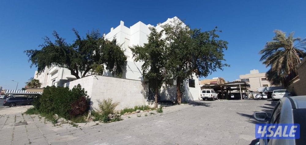 للبيع بيت بالعمريه مساحته ٧٥٠3