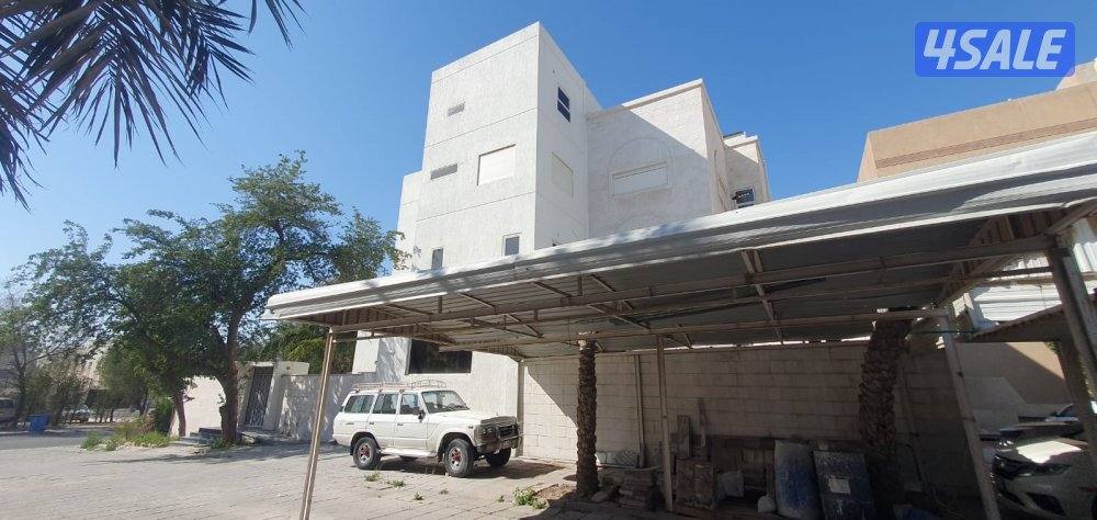 للبيع بيت بالعمريه مساحته ٧٥٠5