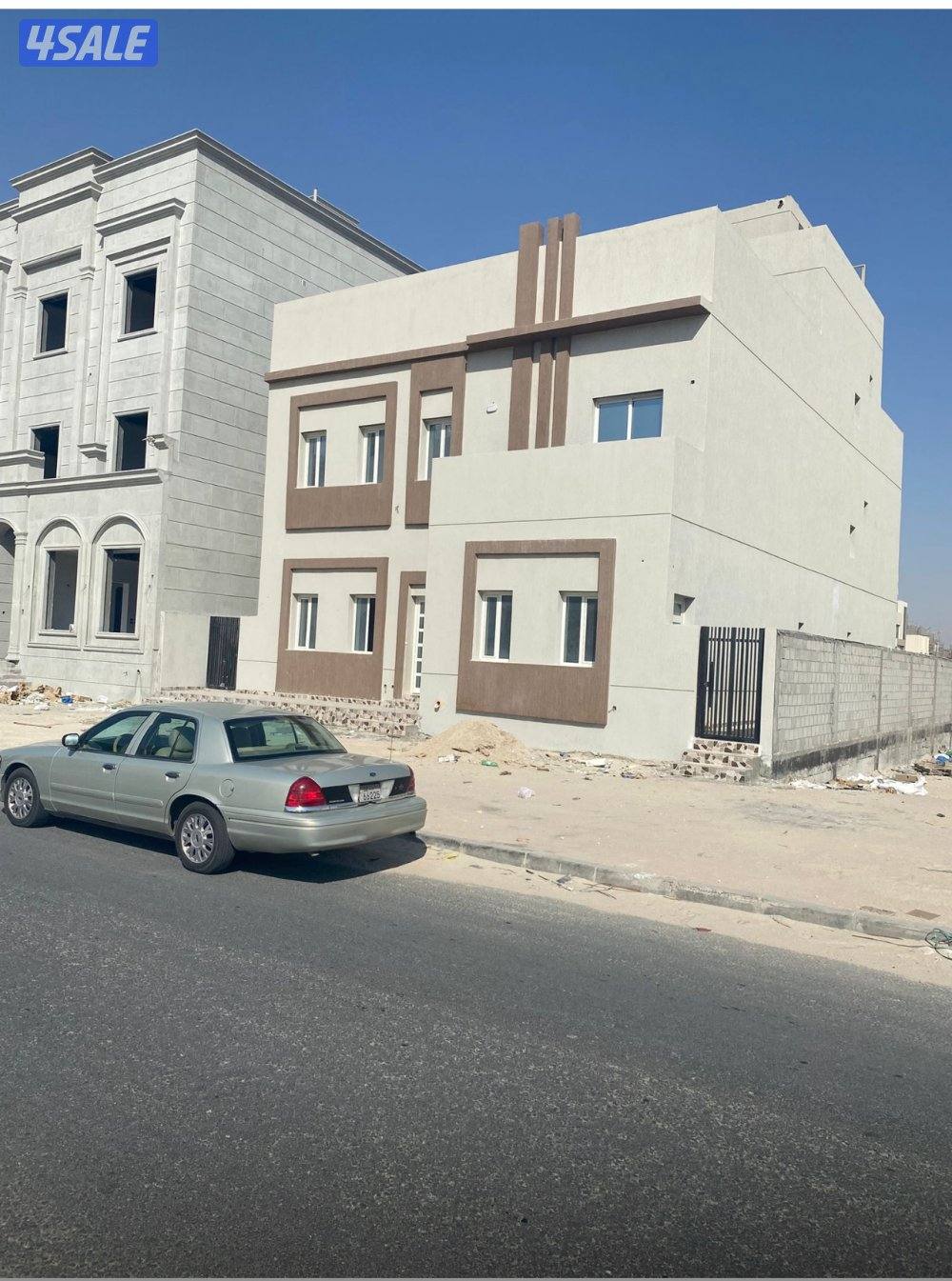 للبيع قسيمه في المطلاع بطن و ظهر شارع رئيسي  دورين0