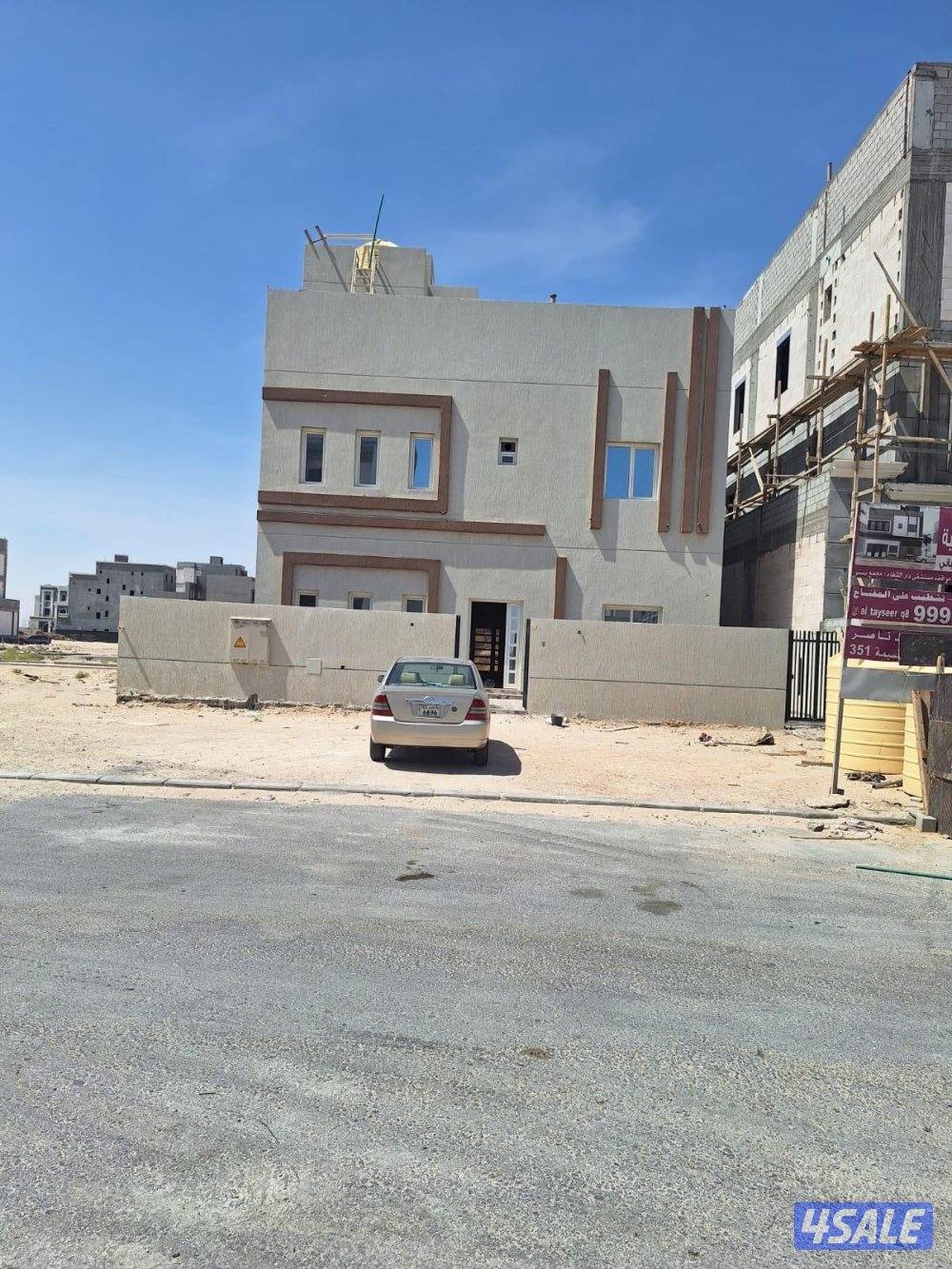 للبيع قسيمه في المطلاع بطن و ظهر شارع رئيسي  دورين1