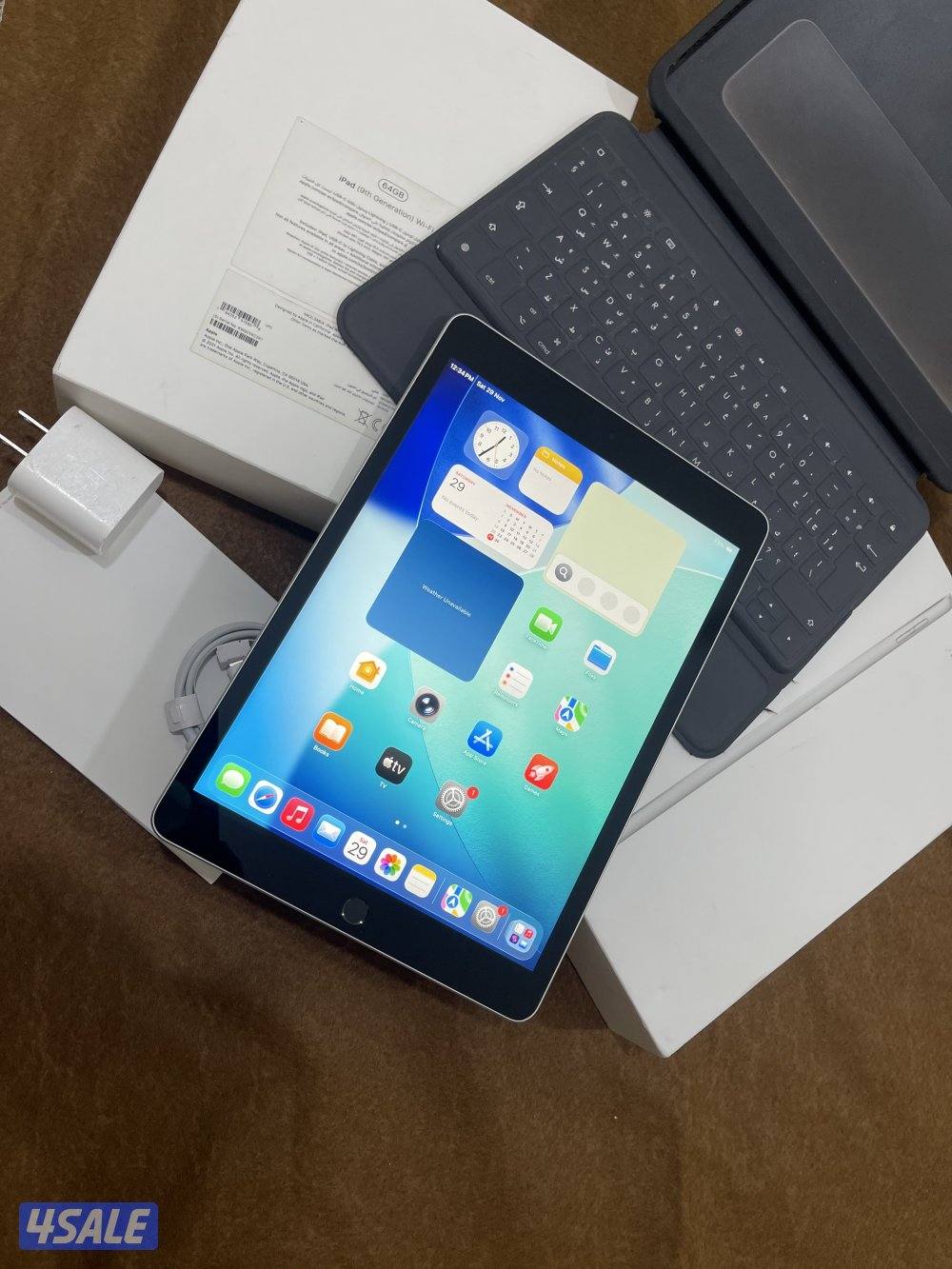 ايباد ابل 9 التاسع 64 قيقا نظيف مو مبطل ولا مصلح مع الاغراض كامله0