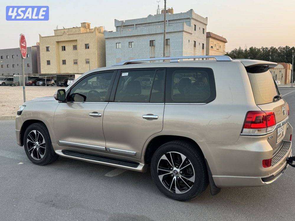 للبيع لاند VXR موديل 2016 ماشي 190 الف8