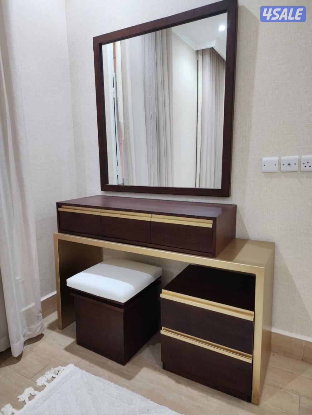 للبيع غرفة نوم نظيفة جدا
من تصميم البيت الخشبي
سرير وتسريحة0