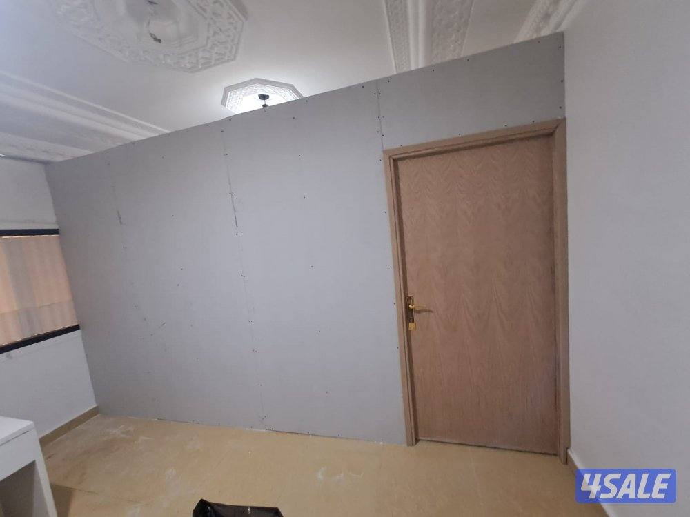 فنى جبسم بورد بارتشن قواطع تقسيم غرفه وصاله حرف ايل باب خشب اكرديون تك1