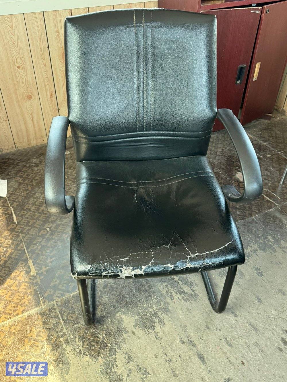 تصليح كراسي حلاقه وطاولات ومكاتب استرخاء3