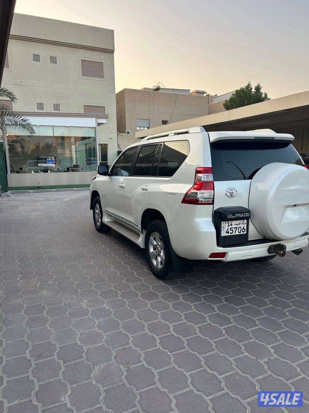 للبيع برادو TXL موديل 2016 اللون صدفي شرط الفحص قيم مكينه شاي1