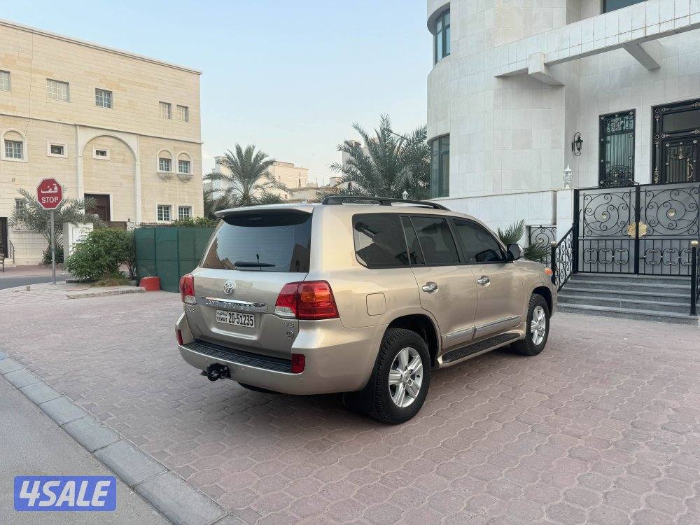 البيع لاند كروزر موديل 2014 بحالة الوكاله4