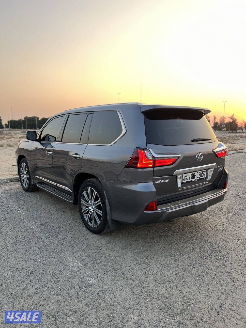 لكزس LX570موديل 2016 من داخل أوف وايت ماشي 130الف2