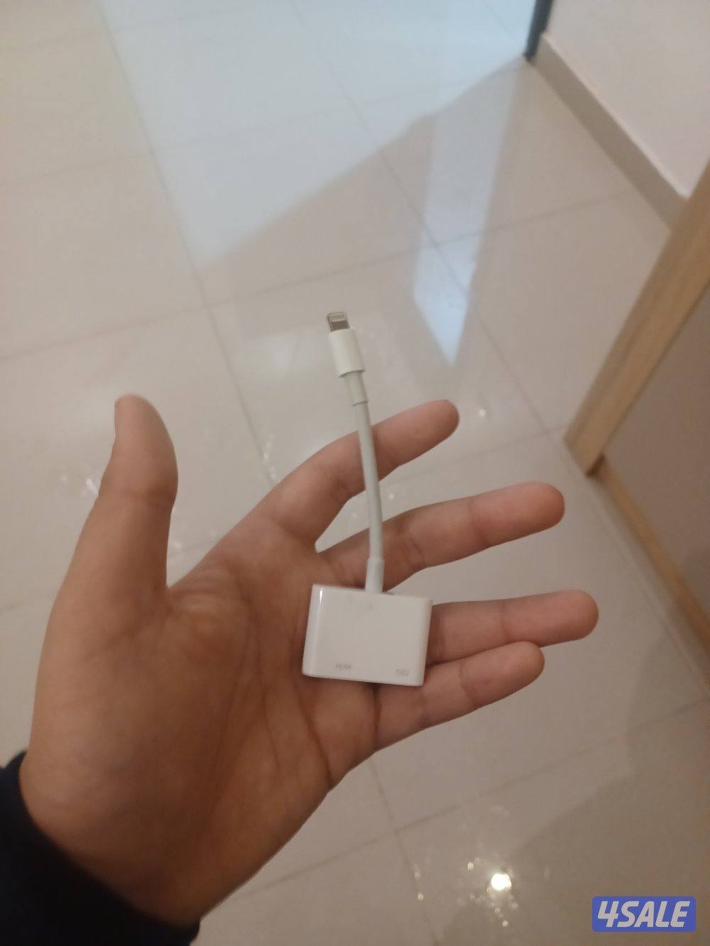 للبيع قطعه hdmi ايفون و عندي قطعه ثانيه سامسونج0