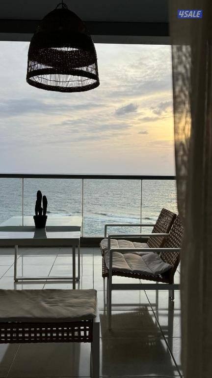 للبيع شقه 80 متر ثاني صف عل البحر0