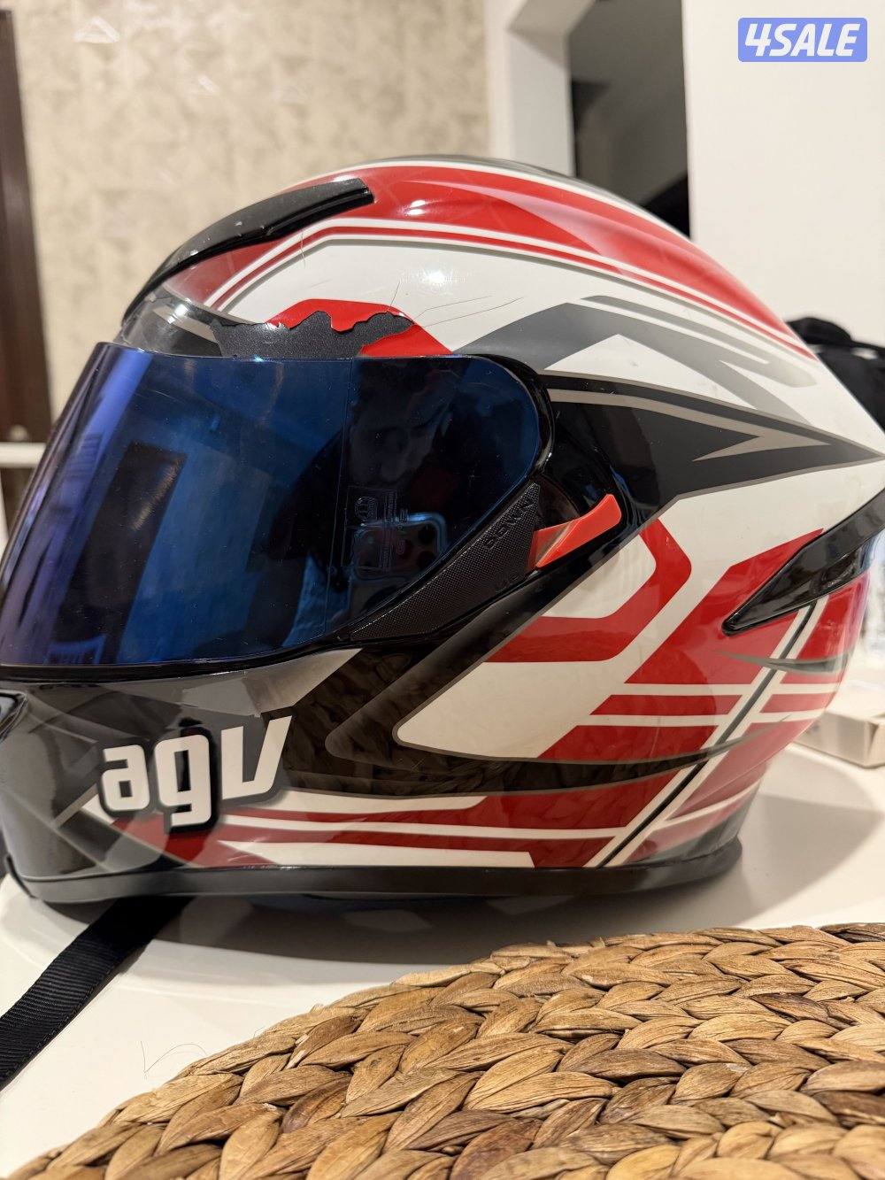 للبيع خوذتين نظاف arai + agv1