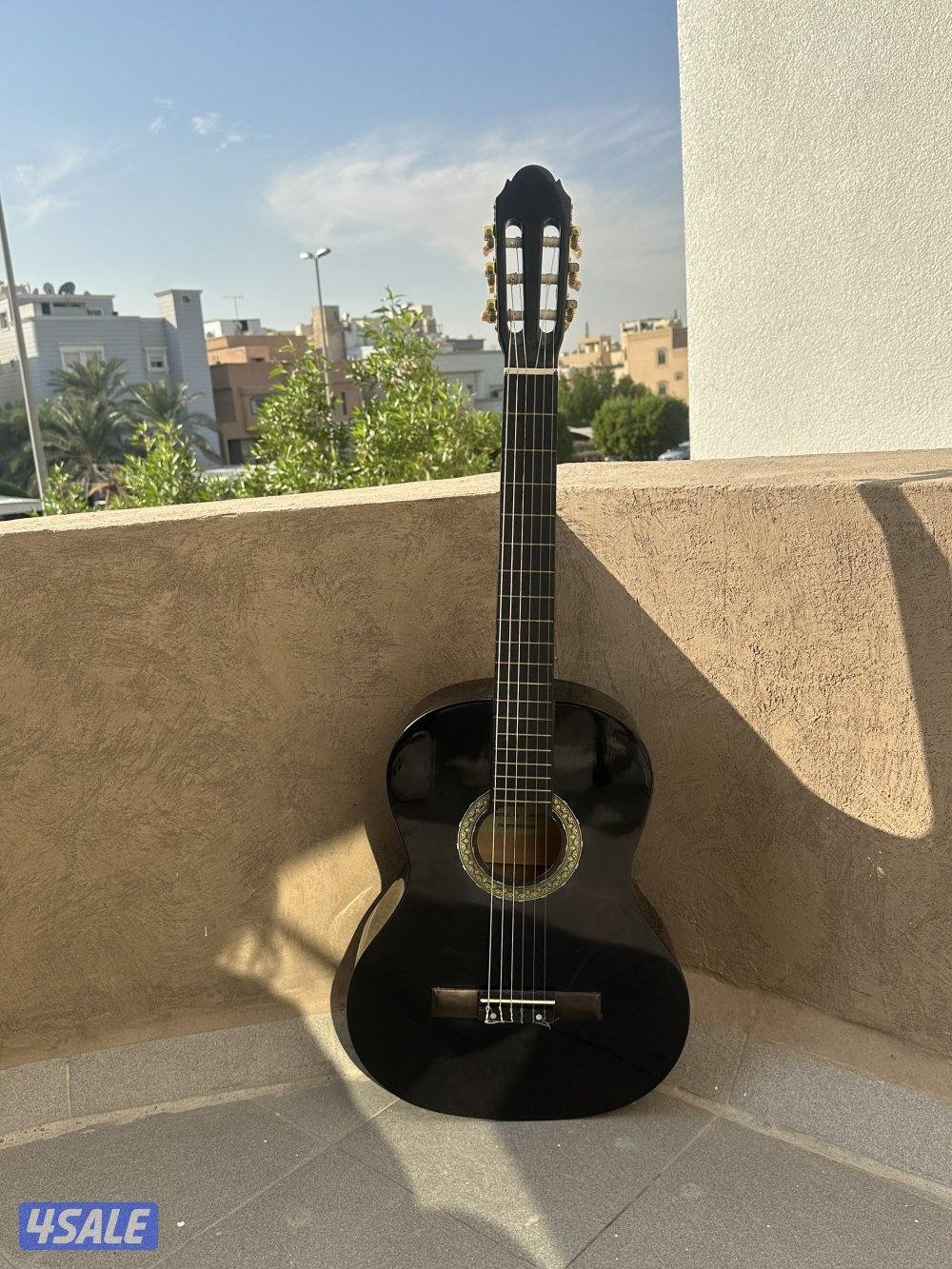 قيتار صنع يدوي1