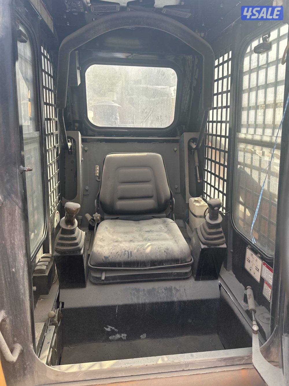 للبيع جرافة صغيرة   نظيفة جدا كانت مخزنه2