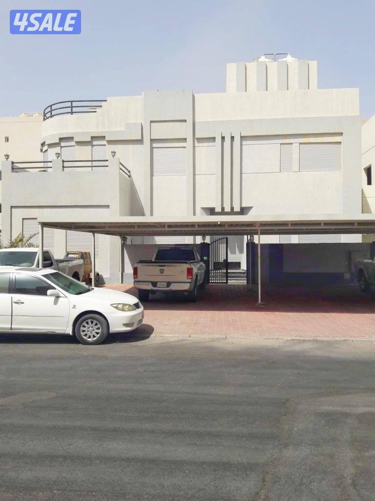 للبيع قسيمه بصباح الاحمد شارع واحد دورين ونص وفيه ثلاث ادوار0