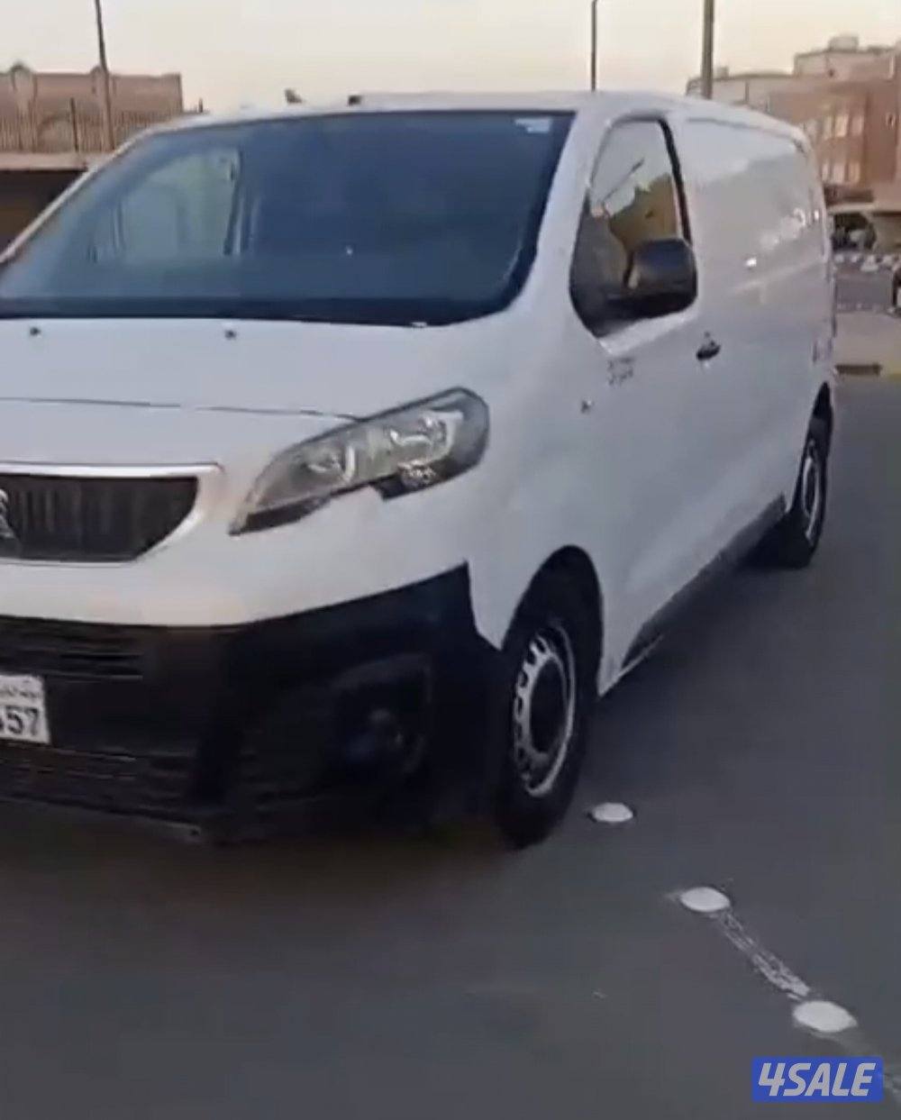 للبيع باص مقفل بيجو بحاله ممتازه شرط الفحص  قطعه صبغ فقط ماشي ٢٠٤الف0