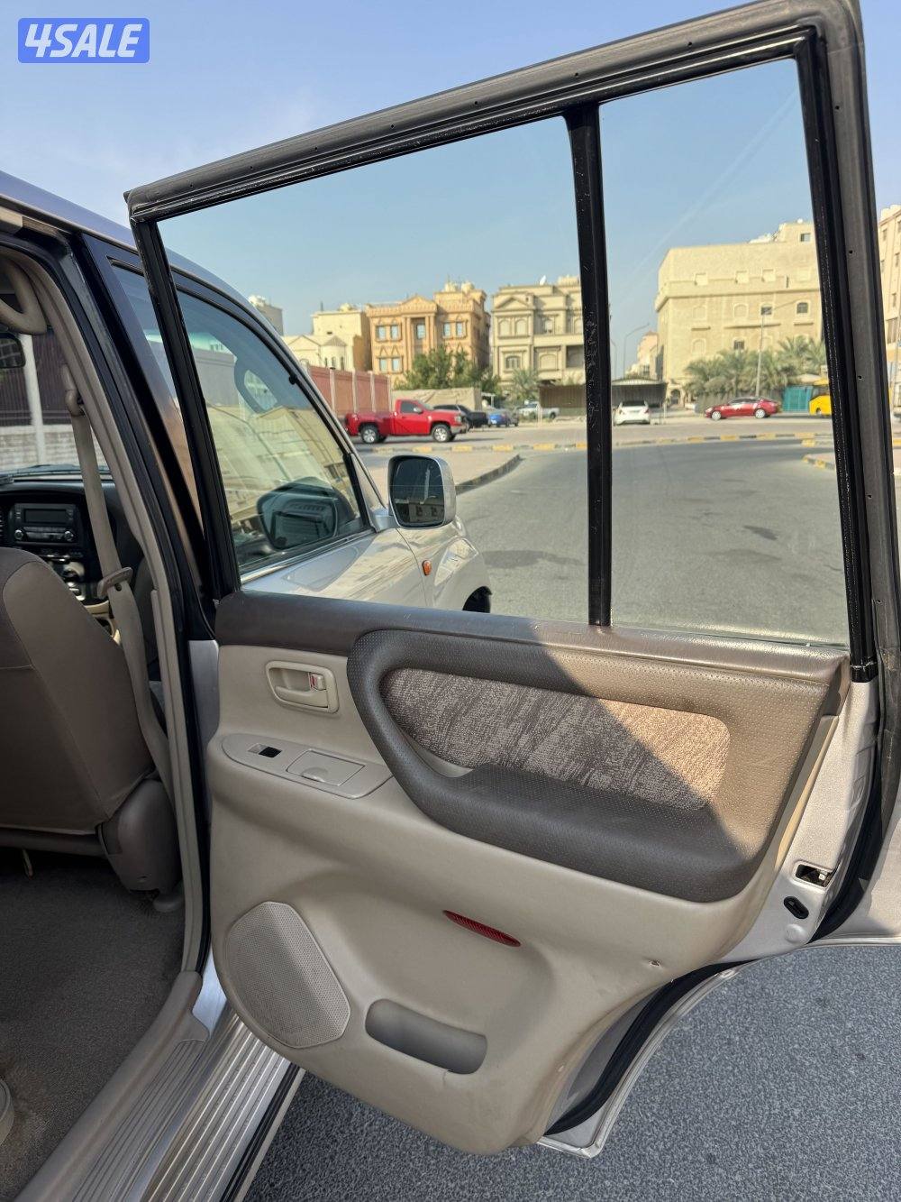 للبيع لاندكروزر موديل 2000 ستة سلندر ماشي 320،000 وارد الساير12