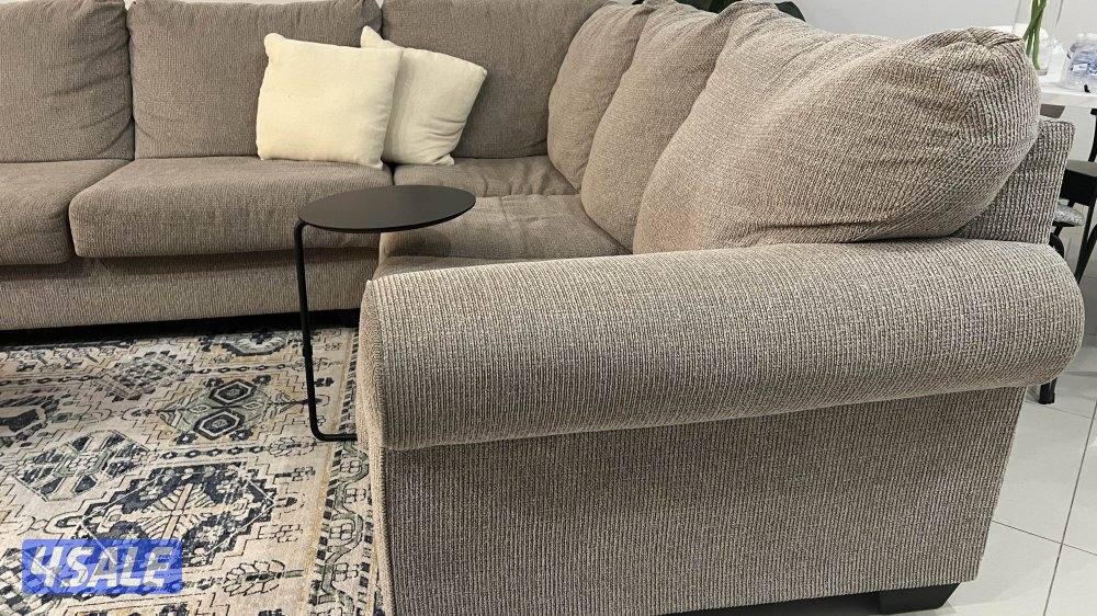 طقم كنب جلوس مصمم خصيصاً من أشلي نظيف بسعر مغري4