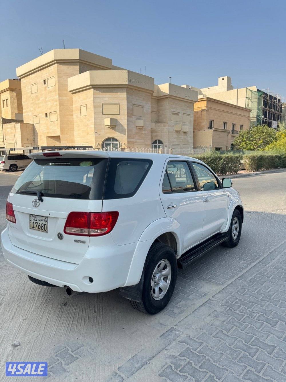 للبيع فورتنر 4 سلندر دبل قير شرط الفحص4