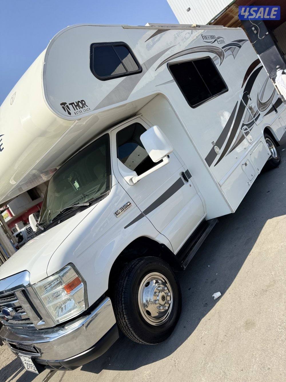 للبيع كرفان 24 قدم class c موديل20143