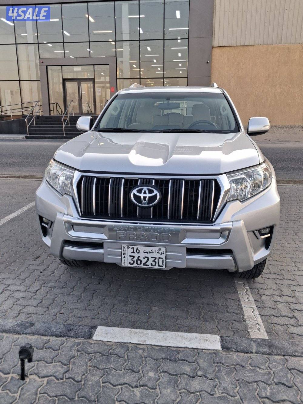 برادو موديل ٢٠١٨ اللون سيلفر شرط الفحص عداد ٢٩٠ الف  الساير0