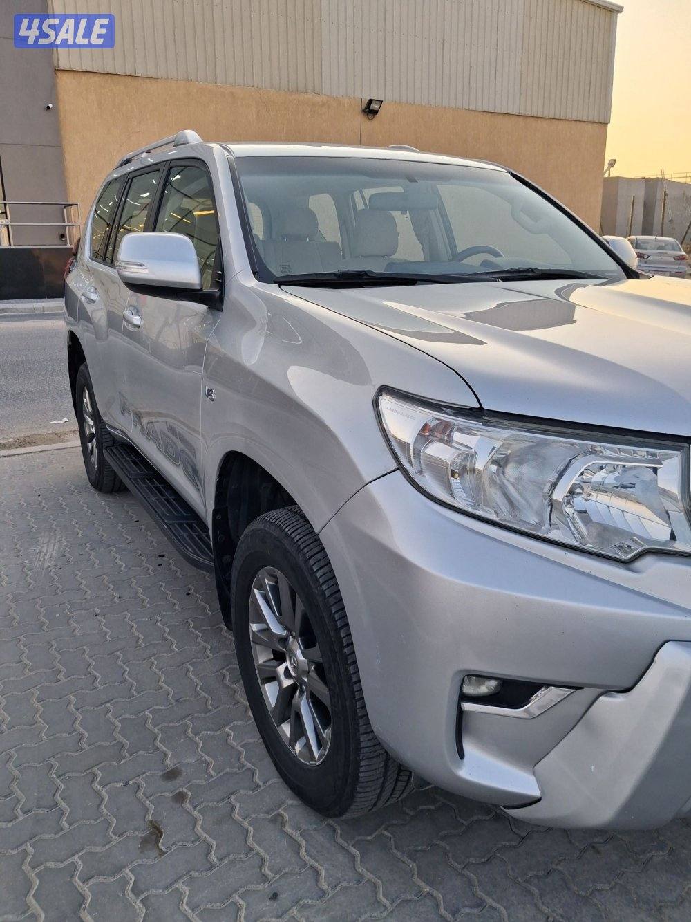 برادو موديل ٢٠١٨ اللون سيلفر شرط الفحص عداد ٢٩٠ الف  الساير2