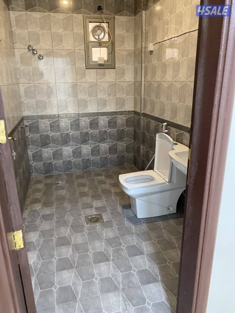 بالقيروان شقه كبيره  ٣ غرفه  وغرفه صغيره و ٣ حمامات ومطبخ1