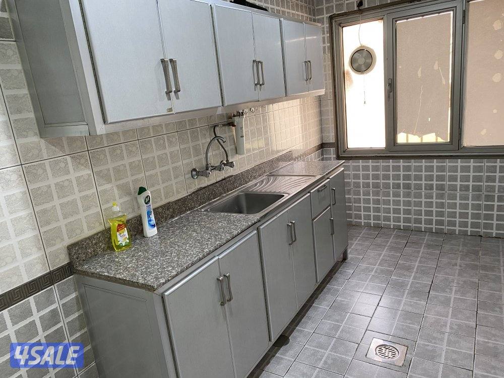 بالقيروان شقه كبيره  ٣ غرفه  وغرفه صغيره و ٣ حمامات ومطبخ2