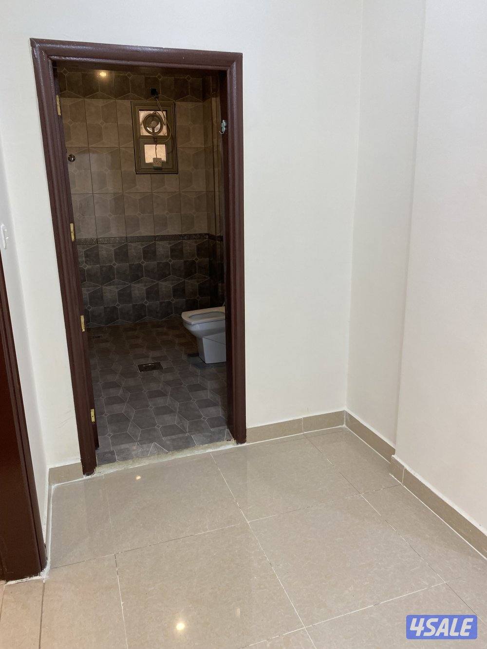 بالقيروان شقه كبيره  ٣ غرفه  وغرفه صغيره و ٣ حمامات ومطبخ13