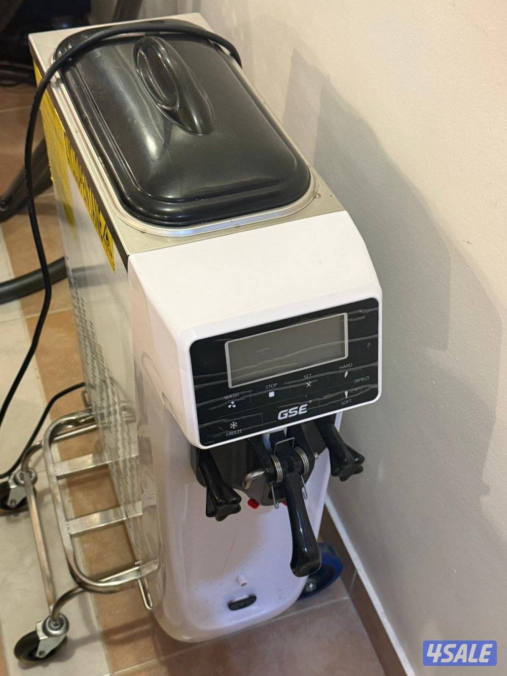 ماكينه ايسكريم مصب واحد حالتها جيده جداً مع العربانه والادوات0