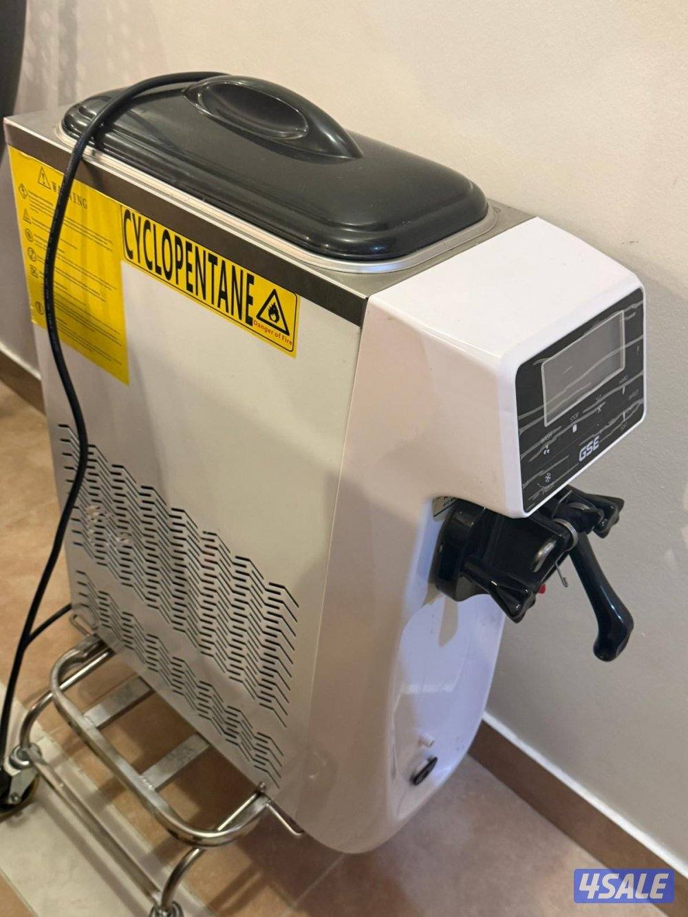 ماكينه ايسكريم مصب واحد حالتها جيده جداً مع العربانه والادوات1