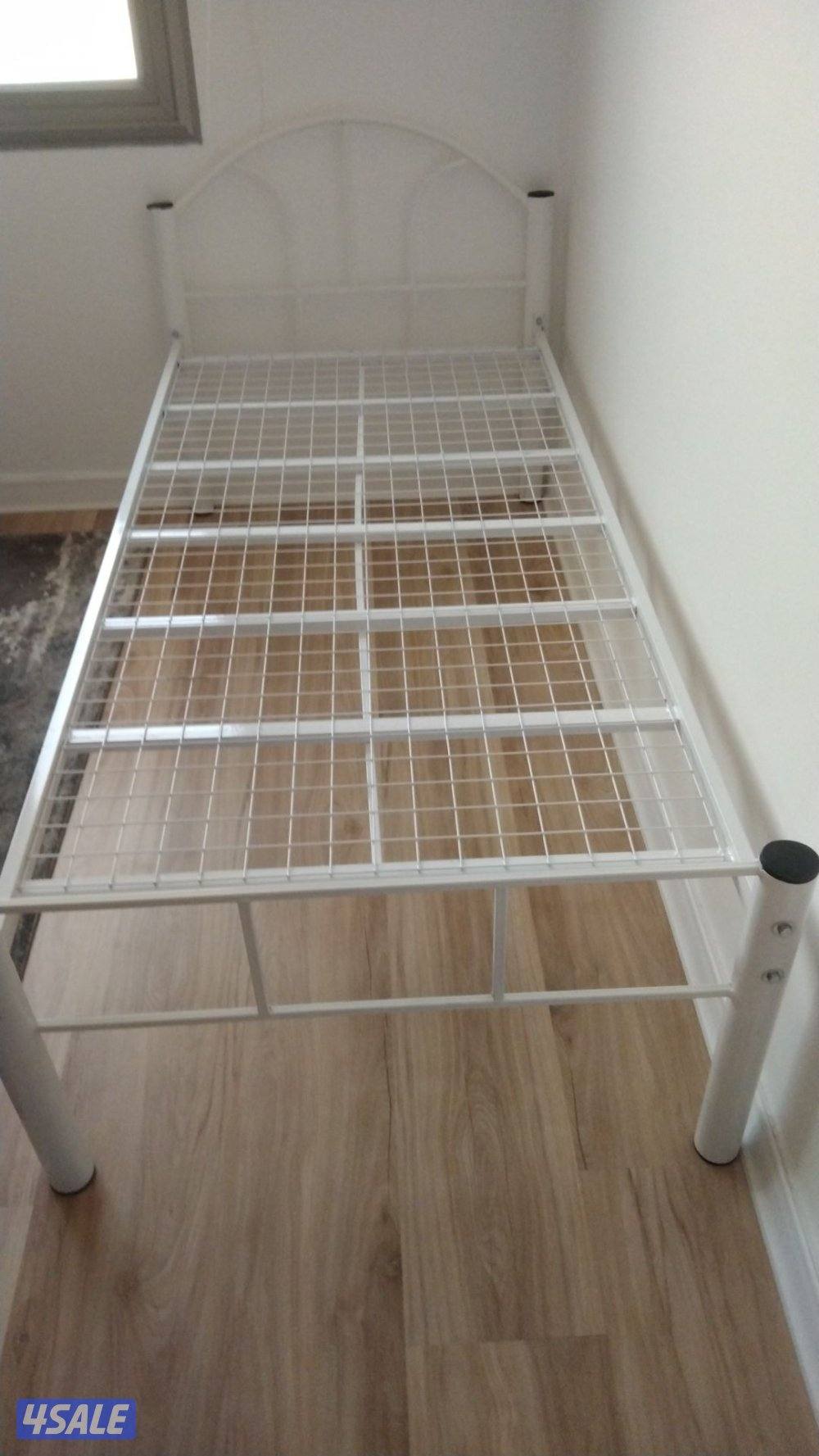 سرير حديد ومرتبه طبيه وبطانيه ومخده والملايات3