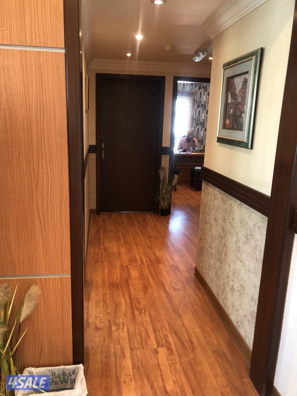 مكتب للبيع حولي المساحة ١٢٠ متر مفروشة بالكامل على شارع تونس الرئيسي1