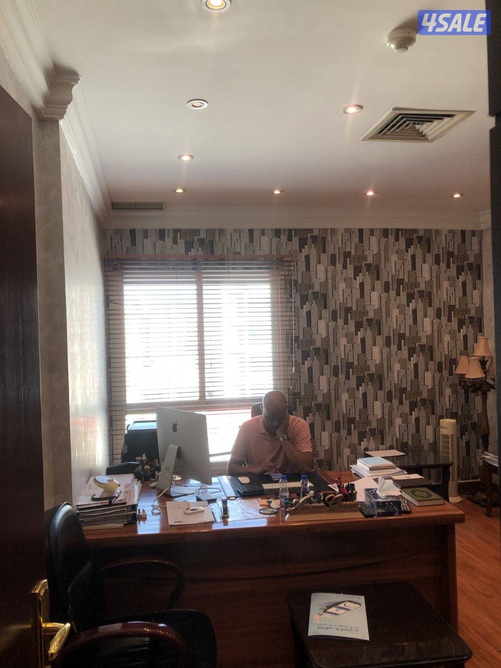 مكتب للبيع حولي المساحة ١٢٠ متر مفروشة بالكامل على شارع تونس الرئيسي3