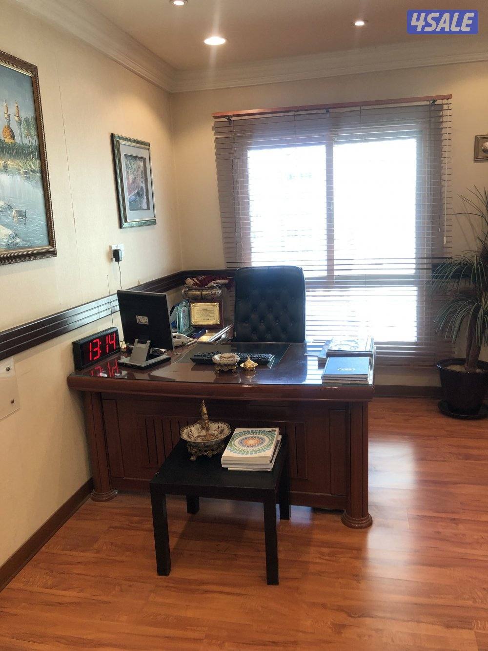 مكتب للبيع حولي المساحة ١٢٠ متر مفروشة بالكامل على شارع تونس الرئيسي4