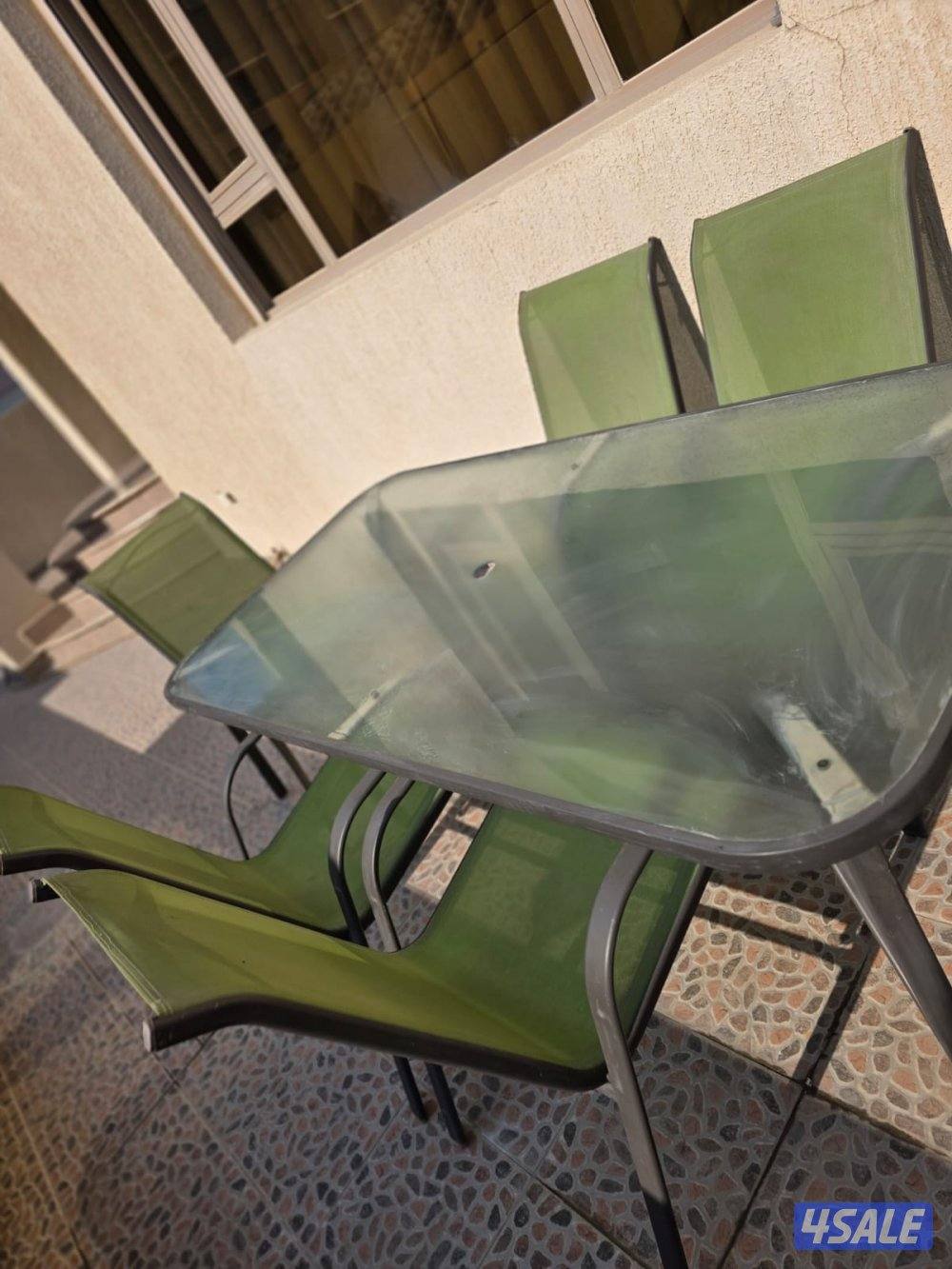طاوله مع كراسي ، شبه جديده0