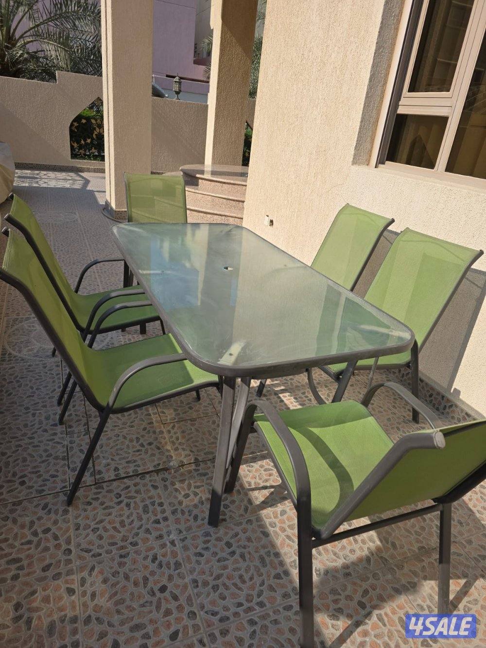 طاوله مع كراسي ، شبه جديده1