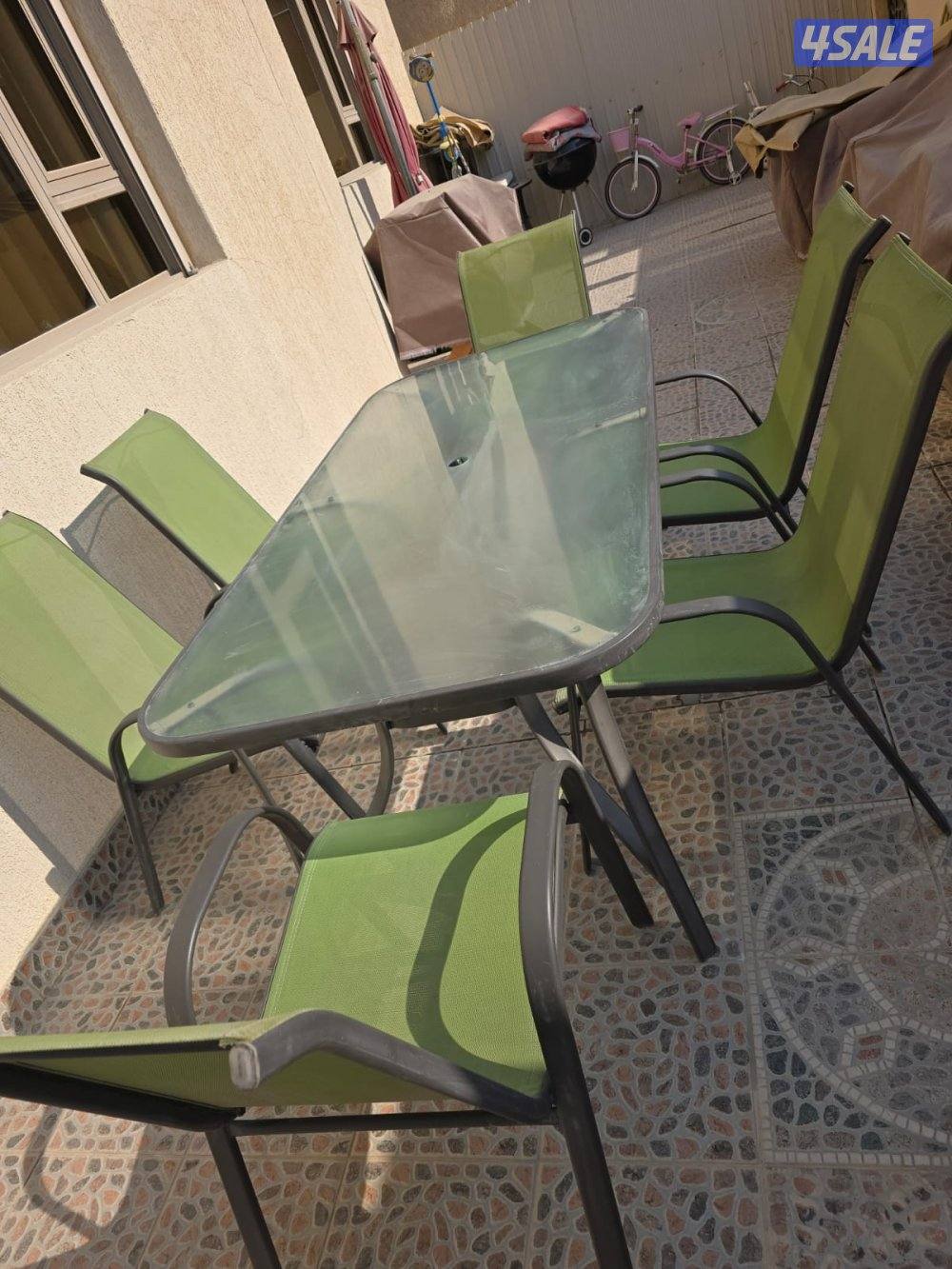 طاوله مع كراسي ، شبه جديده2