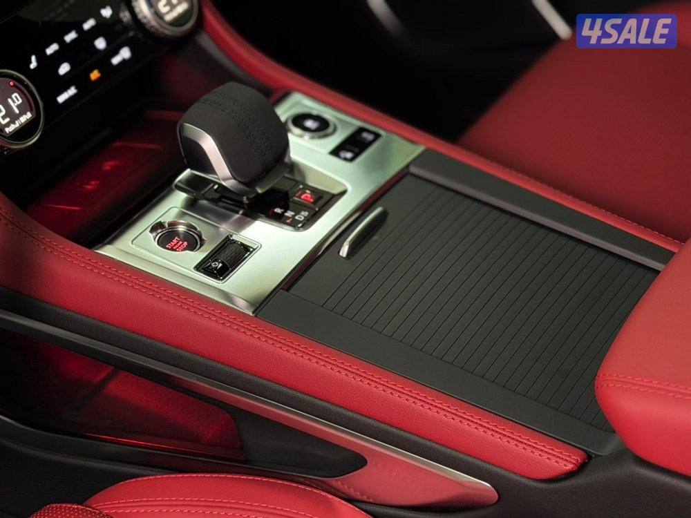 جاكوار F- PACE وكالة تحت الكفالة موديل ٢٠٢٤ عداد ١٨٠٠ الف كيلو فقط9