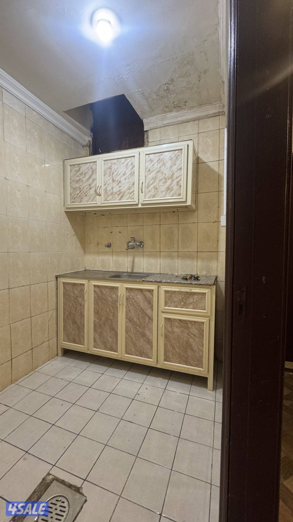 شقه للايجار بحولي  غرفة وصالة مساحات كبيرة10