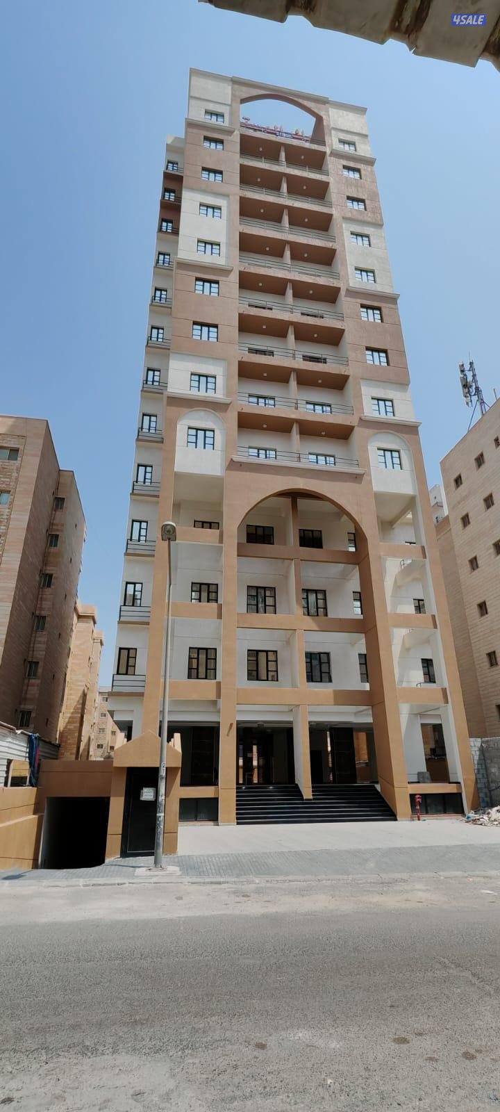 شقة بالمنقف بناء حديث عبارة عن ثلاث غرف وثلاث حمامات وبلكونه0