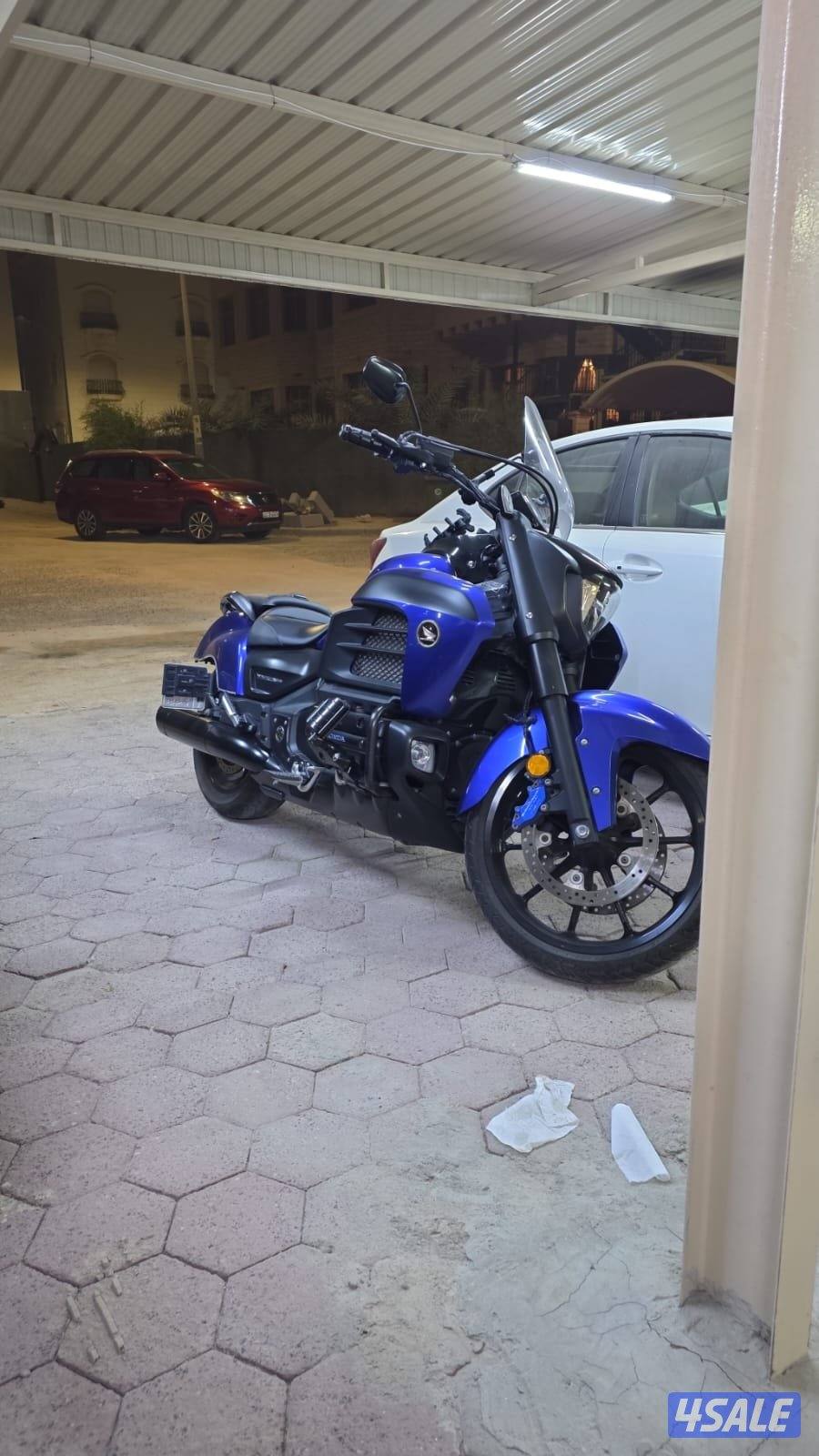 اندر النوادر للبيع goldwing valkyrie 2014 اللون الوحيد بالكويت0