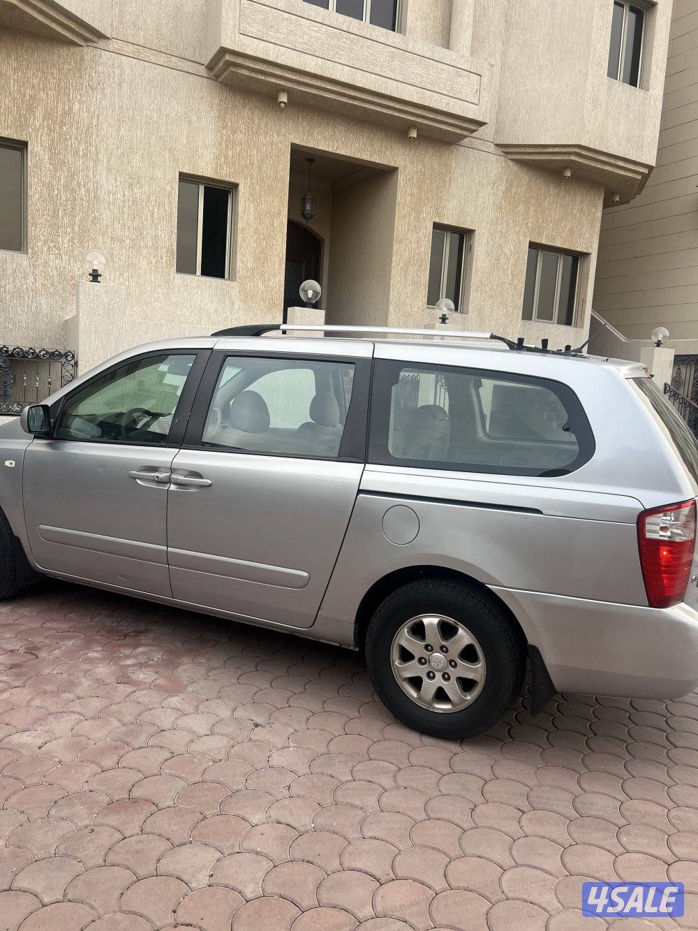 للبيع جيب كيا كرنفال موديل 2010 عداد 214 بحالة جيدة1