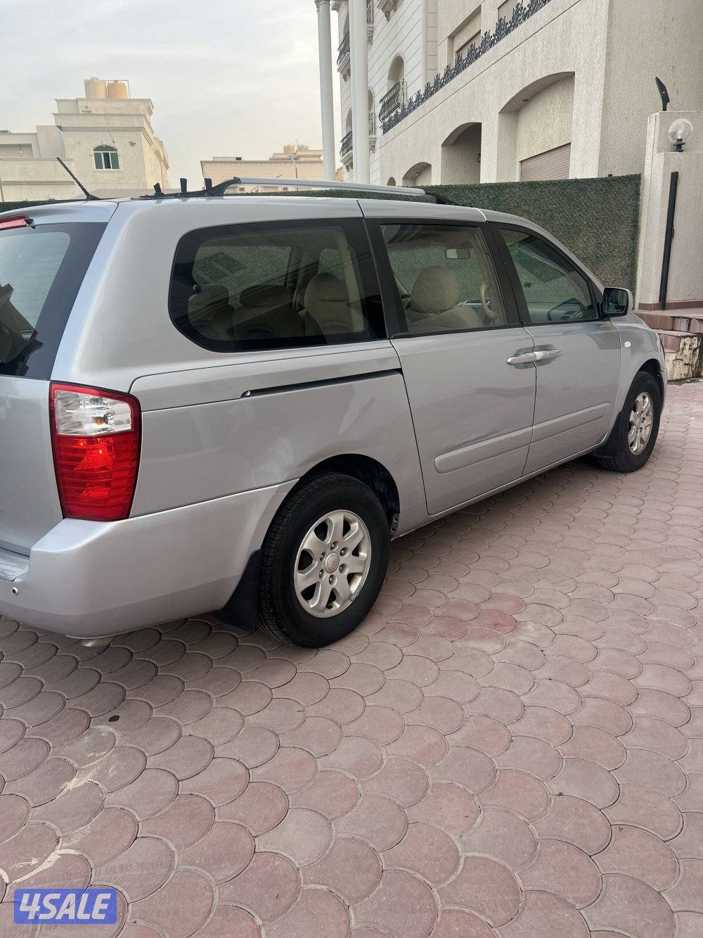 للبيع جيب كيا كرنفال موديل 2010 عداد 214 بحالة جيدة3