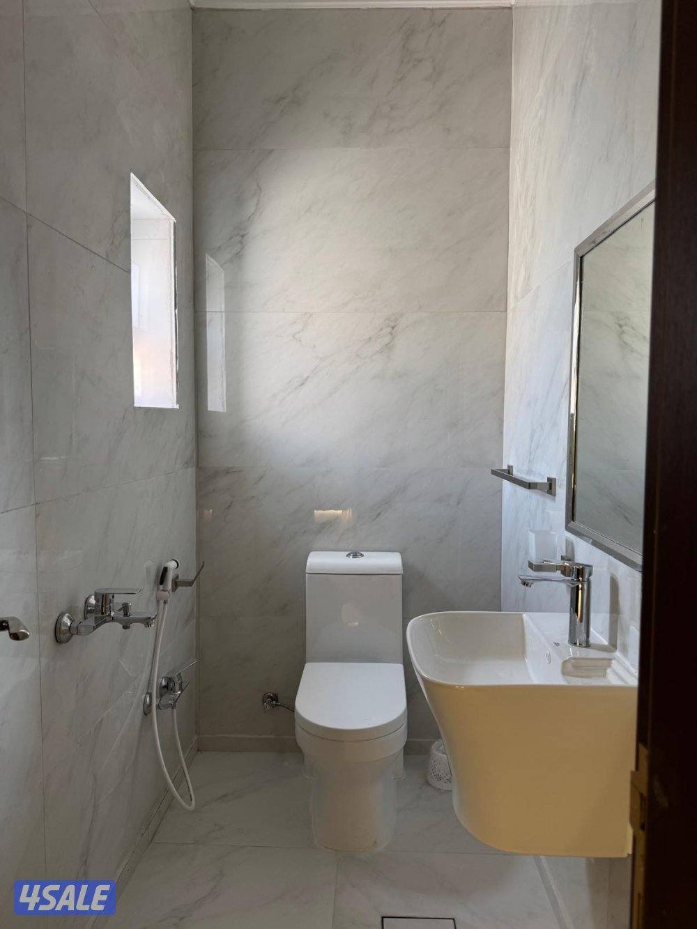 شقة في هدية نظيفة و شقة في العقيله تشطيب سوبر7