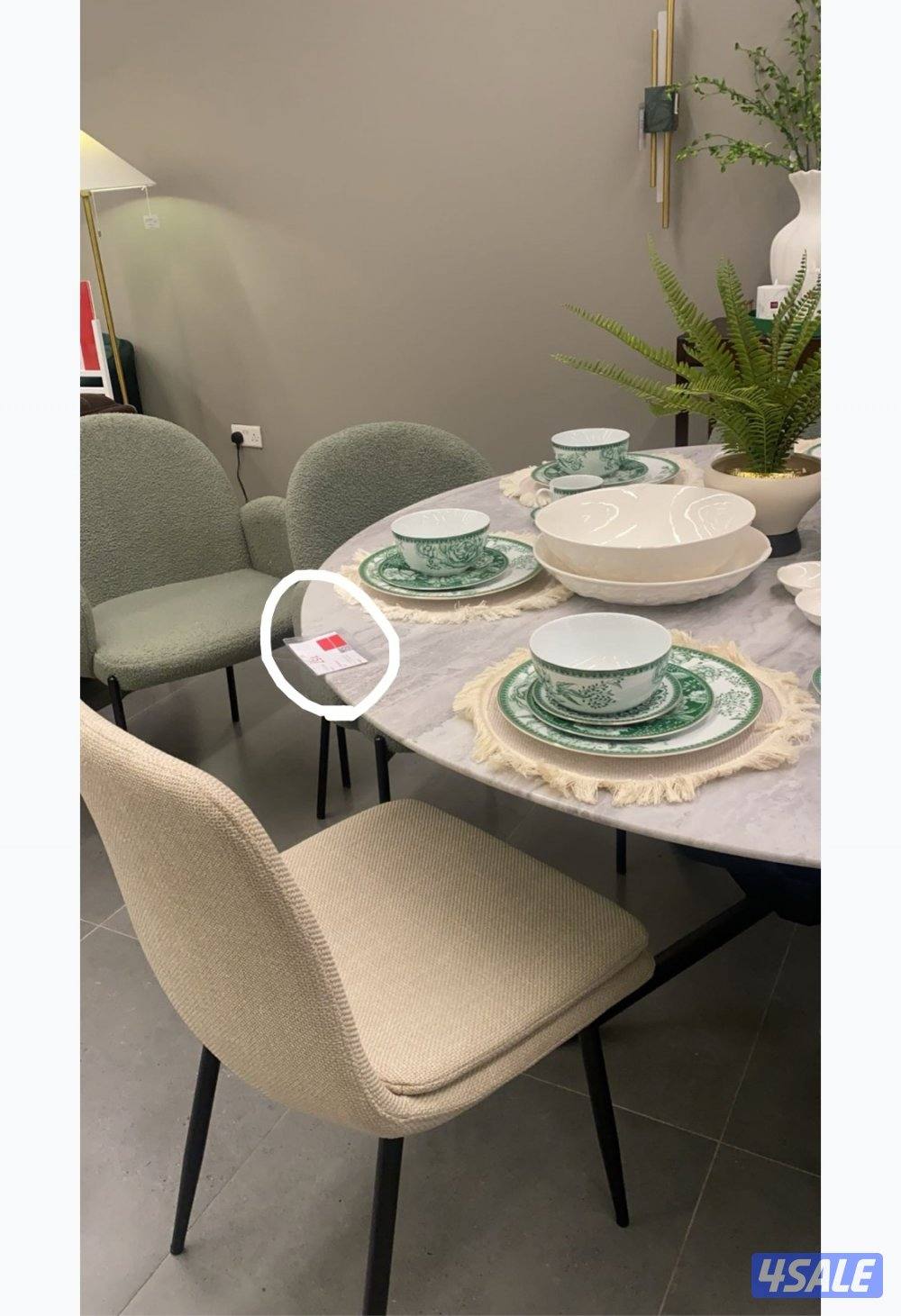 طاولة طعام جديدة للبيع من صفاة هوم1