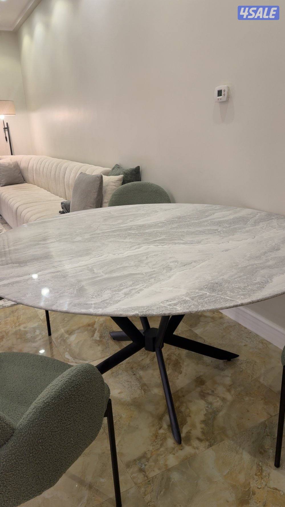 طاولة طعام جديدة للبيع من صفاة هوم2