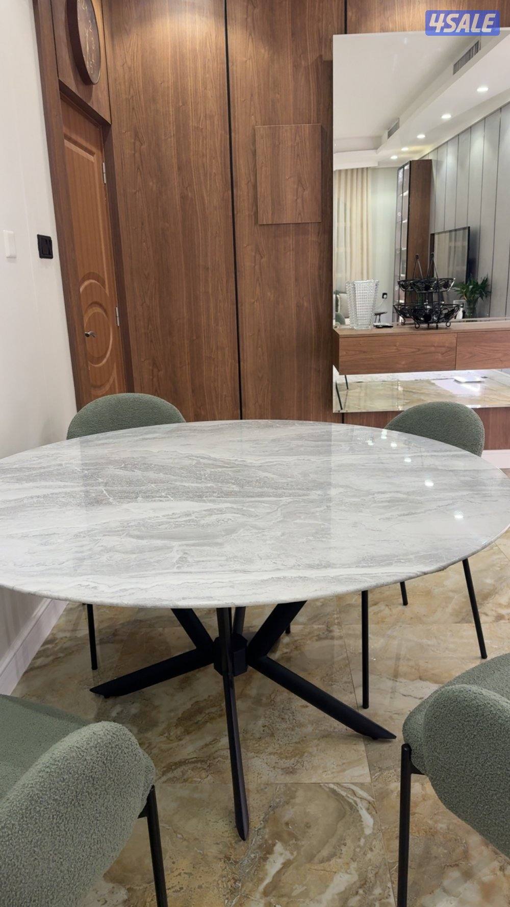 طاولة طعام جديدة للبيع من صفاة هوم3