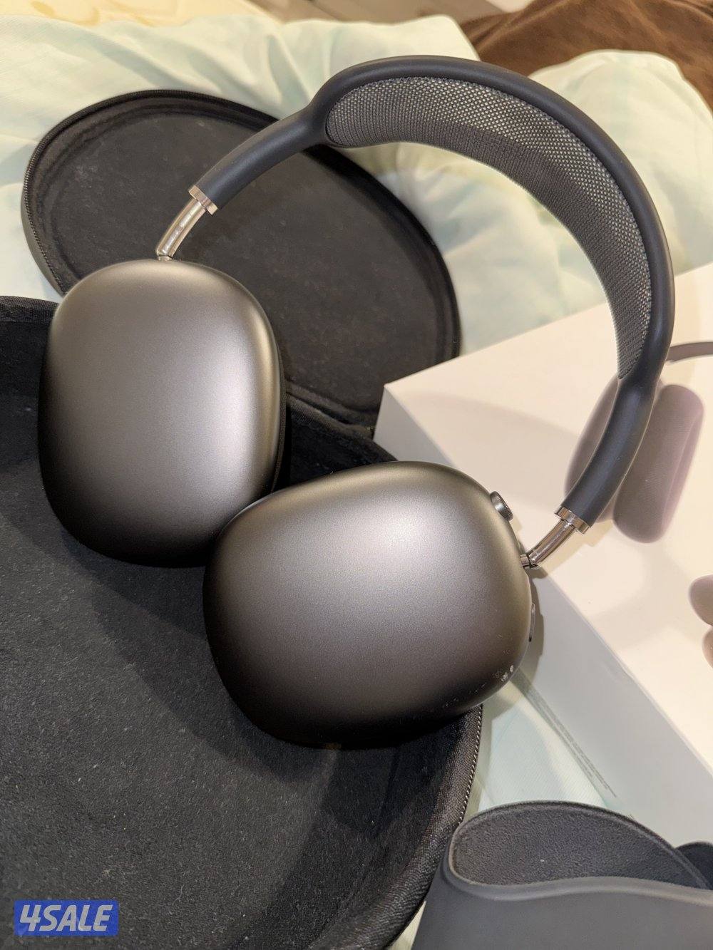 Apple AirPods max  11