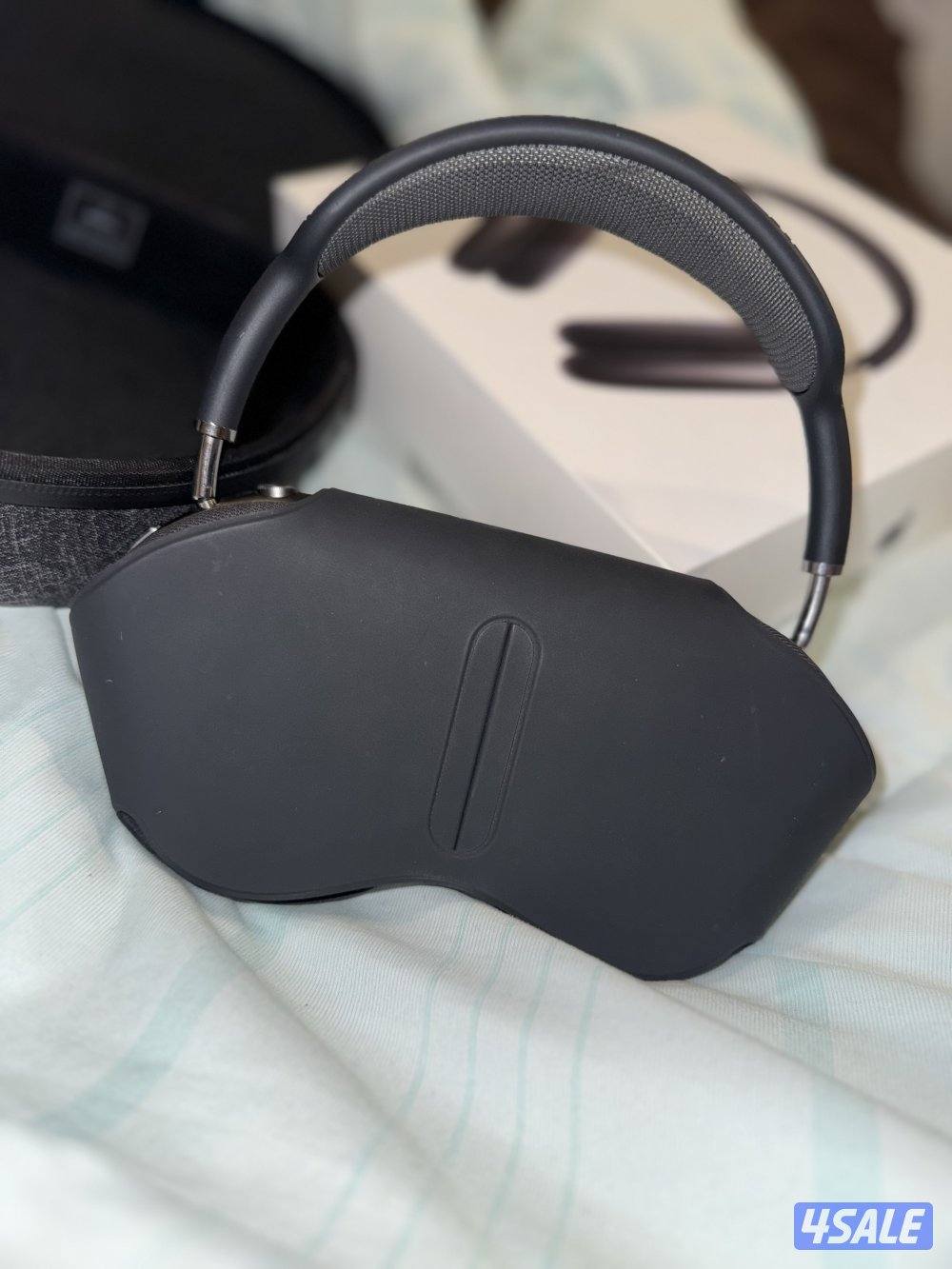 Apple AirPods max  12