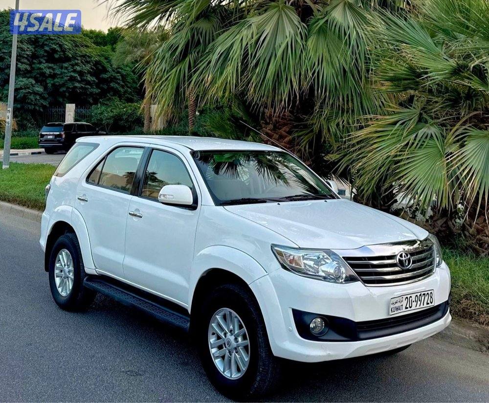 للبيع فورتنر موديل 2013 ماشي 94 الف صبغ الوكاله وارد الساير 4 سلندر0